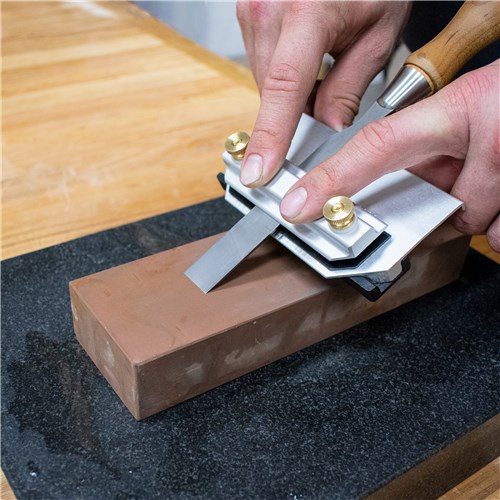 CSG-21-action04-chisel-stone-hands