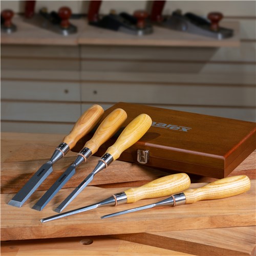 NRX-853600-out-of-case-lifestyle