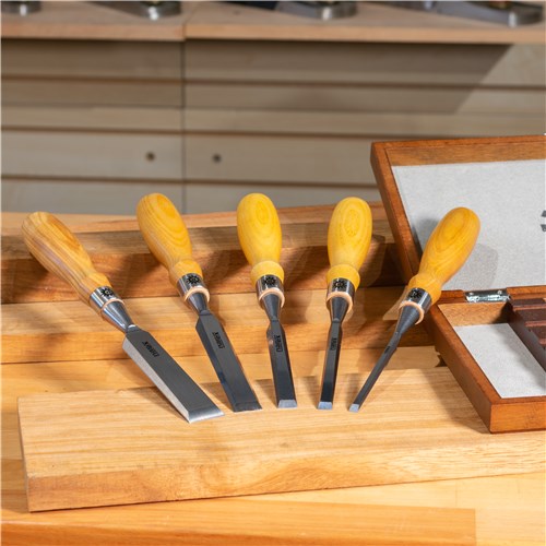 NRX-853600-out-of-case-lifestyle3