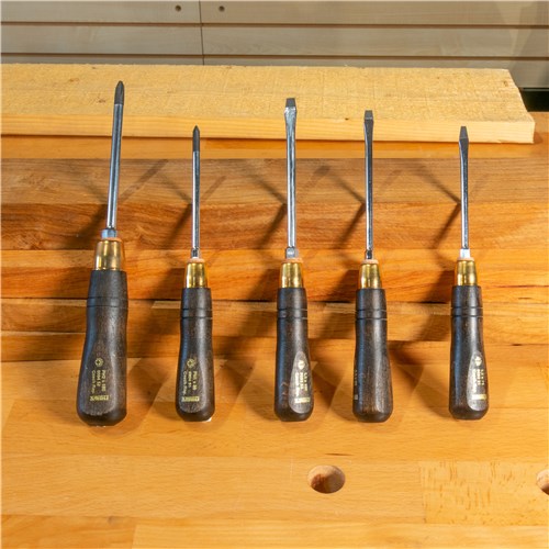 NRX-858000-lifestyle2-to-deep-etch